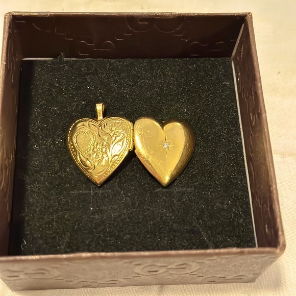 1 day BIG SALE! 10K heart locket pendant ✨ - Picture 4 of 4